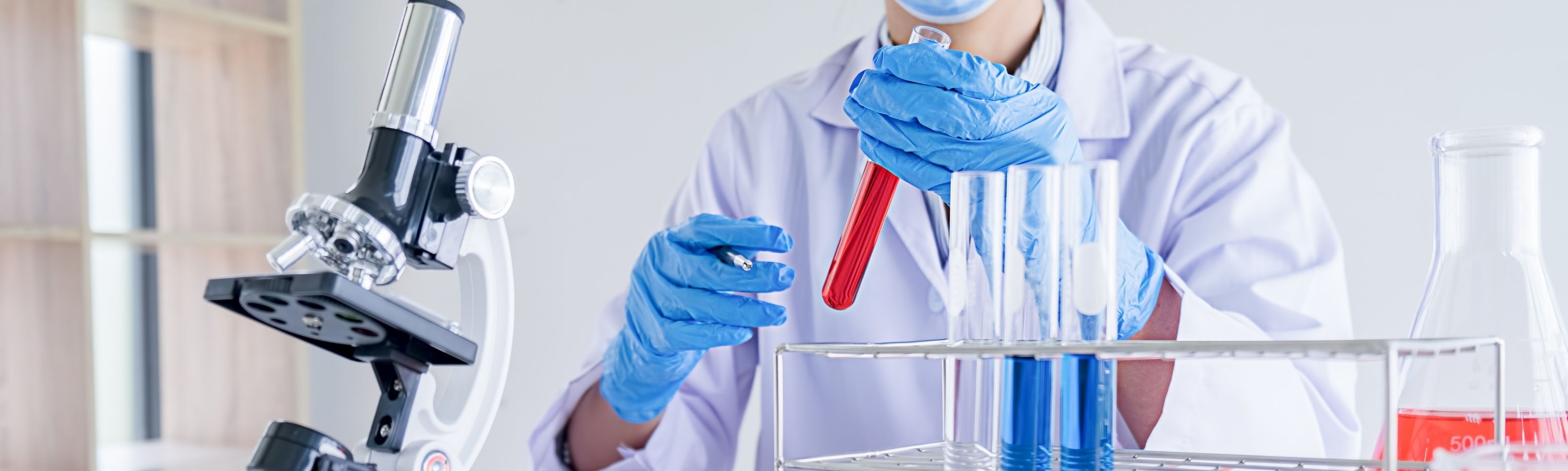 Laboratuvar Önlüğü Neden Giyilir ve Nasıl Seçilir?